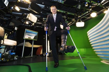 Marc Bator: Das erste Foto mit Krücken am Arbeitsplatz