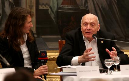 Harry L. Ettlinger im Gespräch mit SWR2-Moderatorin Marie-Dominique Wetzel am 15. Februar in der Kunsthalle Karlsruhe anlässlich der Verleihung der Staufermedaille in Gold des Landes Baden-Württemberg (FOTO)
