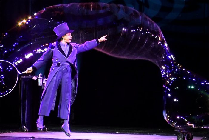 Unterhaltungskünstler verzaubert mit Seifenblasenshow