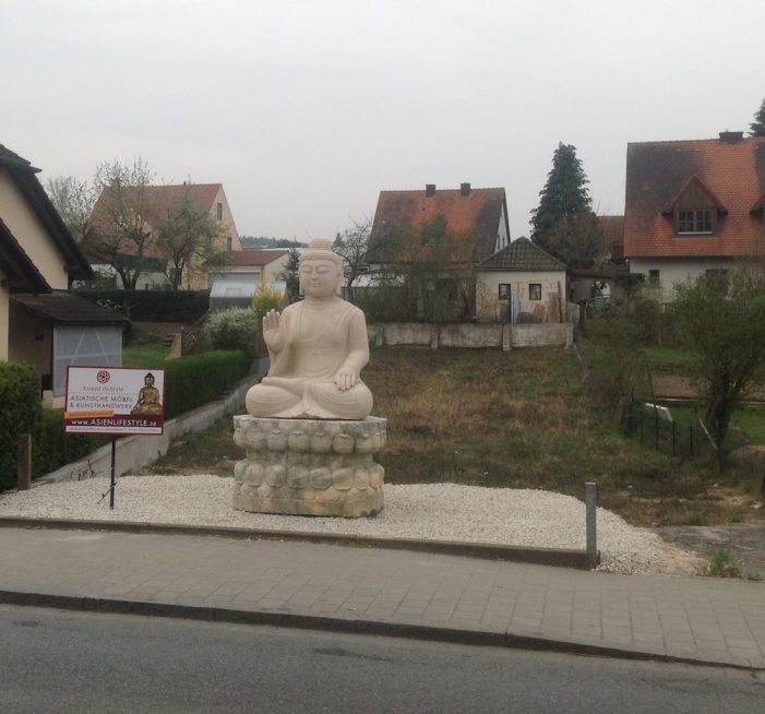 Ein Klinsmann-Buddha am Altstadtring in Hilpoltstein