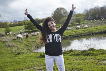 Showbühne statt Schafwiese: „The Voice Kids“-Talent Renaz (13) will sich aus ihrem 1177-Seelen-Dorf nach New York singen (FOTO)