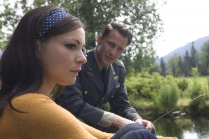 Eine Zeitreise in die Sixties im ZDF-„Herzkino“ / „Julia und der Offizier“ mit Henriette Richter-Röhl und David Rott (FOTO)