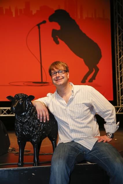Volker Weininger ist „Das Schwarze Schaf“ 2014 / Beim Finale des Niederrheinischen Kabarettpreises in Duisburgüberreichte Jurymitglied Max Moor die begehrte Trophäe (FOTO)