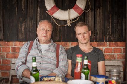 „Mord in Aschberg“ mit Hinnerk Schönemann und Thomas Thieme / Dorfkrimi als ZDF-„Fernsehfilm der Woche“ und in ZDFneo (FOTO)