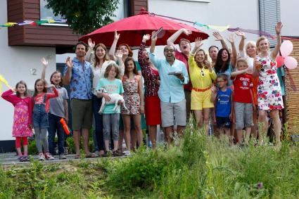 „Ein Reihenhaus steht selten allein“ / ZDF-Komödie mit Stephan Luca, Ulrike C. Tscharre und Felicitas Woll (FOTO)