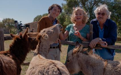 ZDF dreht Komödie „Zwei Esel auf Sardinien“ / Jutta Speidel und Bruno Maccallini in der Verfilmung ihres Bestsellers für das „Herzkino“ (FOTO)