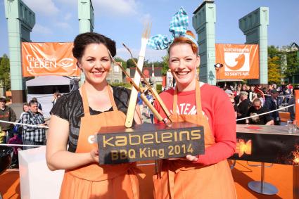 Von wegen Männerdomäne! Der kabel eins-Titel „BBQ-King 2014“ geht an Enie van de Meiklokjes und Paula Lambert! / „Abenteuer Leben“-Spezial zum Showdown der Grillwoche am 8. Juni 2014, um 22.15 Uhr (FOTO)
