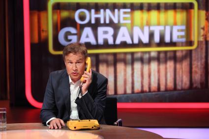 Wege aus dem Wahnsinn /
ZDF zeigt neue Verbraucher-Show „Ohne Garantie“ mit Lars Reichow (FOTO)