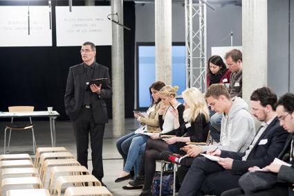 „Der Rassist in uns“ / ZDFneo zeigt Social Factualüber Diskriminierung mit Moderator Amiaz Habtu (FOTO)