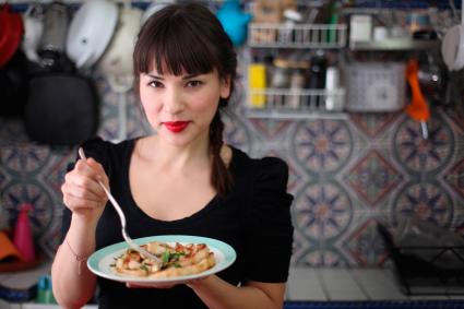 Zauberhafte Küchenfee: Free-TV-Premiere von „Rachel Khoo – Paris in meiner Küche“ am 26. Juli 2014 auf sixx / Kulinarisches Duell mit Starkoch Jamie Oliver in „Jamie and Jimmy–s Food Fight Club“ (FOTO)