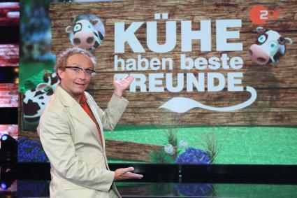 „Kühe haben beste Freunde“ / ZDF zeigt neue Wissens-Comedy mit Wigald Boning (FOTO)