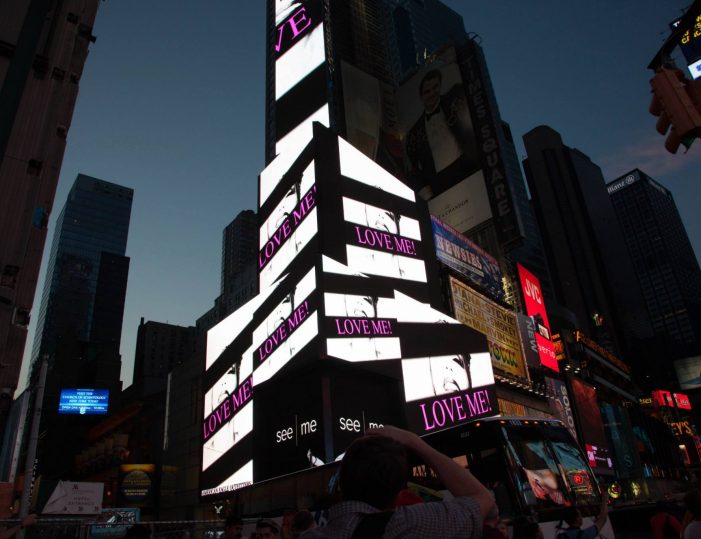 Werk von Sonja Brinkmann erleuchtet den Time Square Werk von Sonja Brinkmann erleuchtet den Time Square