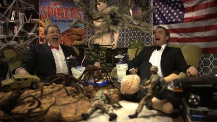 „Grenzdebiler, grottendröger Gigadreck!“ Oliver Kalkofe und Peter Rütten präsentieren den „SchleFaZ: Camel Spiders – Angriff der Monsterspinnen“ am 1. August 2014 um 22:10 Uhr auf TELE 5 (FOTO)