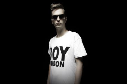 Robin Schulz: Mit „Prayer In C“ auf Platz 1 der weltweiten Shazam-Charts / Der globale Hit-Macher schreibt deutsche Musikgeschichte (FOTO)