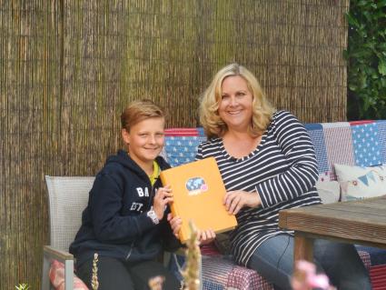 BITTE KORRIGIERTE VERSION MIT BILDERLINK BEACHTEN: „logo!“-Kinderreporter Lasse trifft Kerstin Gier / Autorin der „Edelstein“-Trilogie im Interview für KiKA (FOTO)