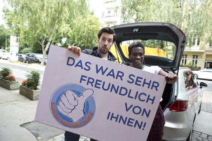Jan Köppen und Sängerin Ivy Quainoo gehen auf „Mission Freundlichkeit“ im Straßenverkehr – am 14. Oktober um 20.15 Uhr im Disney Channel (FOTO)