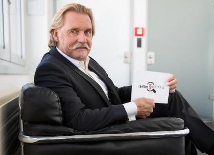 Wer hat welches Recht? TV-Anwalt Ingo Lenßen über Rechtsfragen und Rechtsirrtümer – in „Lenßen klärt auf“ ab 
15. Oktober 2014 um 21:00 Uhr bei SAT.1 Gold (FOTO)