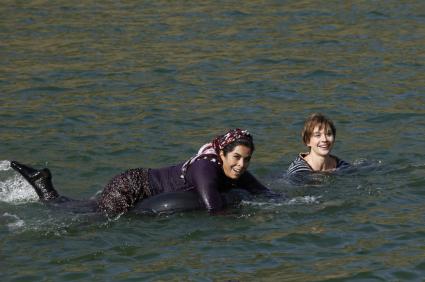 ZDF dreht Culture-Clash-Komödie mit Christiane Paul und Nursel Köse/
Erste Klappe für „Herzkino“-Film „Schwimmen lernen“ (FOTO)