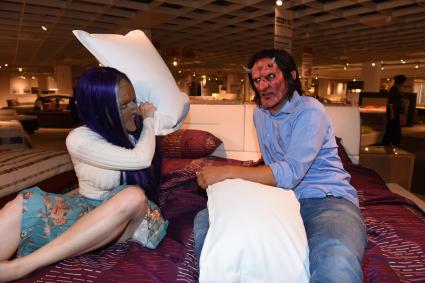 Date mit Monstern gefällig? In der sixx-Dating-Show „Sexy Beasts“ suchen Singles in Masken einen Partner – ab 12. November 2014, mittwochs, 22:15 Uhr (FOTO)