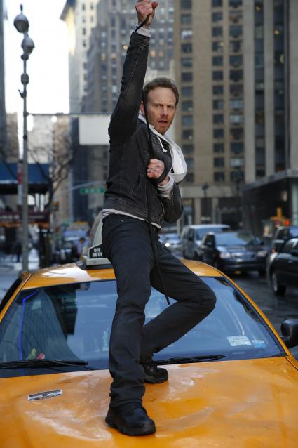 „Man steht nicht jeden Tag mit einer Kettensäge in Manhattan und brüllt –Lasst uns ein paar Haie killen–!“ / Ian Ziering im TELE 5-Interview über seine Hauptrolle in „Sharknado 2“ (FOTO)