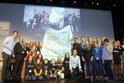 „#IamFair“ – Zukunftsmacher nominieren Andreas Bourani für FairTrade-Challenge / 4. KiKA Kinder-Nachhaltigkeitstag: 30 Kinder fordern mehr Fairness von der Kleidungsindustrie (FOTO)