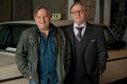 Axel Prahl in einer Doppelrolle / ZDF-Komödie „Die Lichtenbergs – zwei Brüder, drei Frauen und jede Menge Zoff“ (FOTO)