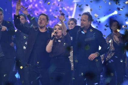 Strahlende Siegerin! Charley Ann Schmutzler ist „The Voice of Germany“ 2014 / Tagessieg für das Finale der Musikshow in SAT.1 / Single „Blue Heart“ auf Platz 1 (FOTO)