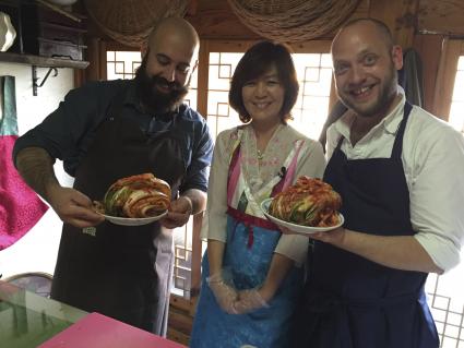„Das Kochkommando“ legt los: ZDFinfo schickt die Kitchen Guerilla nach Korea (FOTO)