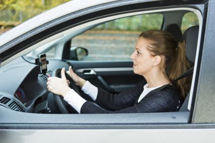 TÜV Rheinland: Zu laute Musik im Auto ist tabu / Fahrer muss Umgebungsgeräusche wahrnehmen können / Bei Unfall könnte Regress gefordert werden / Gegenseitige Rücksicht vorgeschrieben (FOTO)
