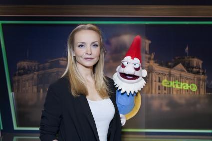 „Der reale Irrsinn XXL“: Janin Reinhardt präsentiert Realsatire zusammen mit sprechendem Gartenzwerg (FOTO)