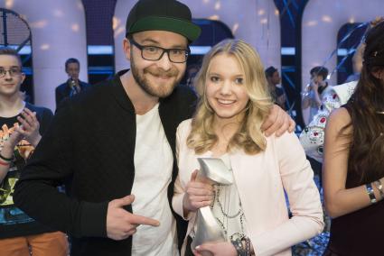 „Dein Song“: Victoria ist „Songwriterin des Jahres 2015“ / Siegersong „Maniac“überzeugt im Live-Finale bei KiKA (FOTO)