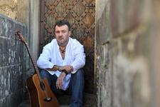 Der australische Singer/Sonwriter singt in Birkenried einige seiner 1.000 selbstgeschriebenen Lieder  „Musik, die mir im Traum zufliegt“