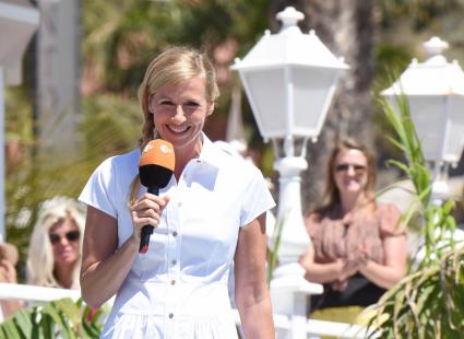 „ZDF-Fernsehgarten on tour“ von der Kanareninsel Teneriffa / Endlich wieder Frühling: Andrea Kiewel präsentiert bunten Gute-Laune-Mix (FOTO)