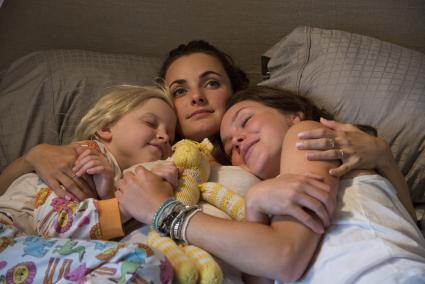 „Inga Lindström: Die Kinder meiner Schwester“ / ZDF-„Herzkino“-Verfilmung mit Paula Schramm, Joscha Kiefer und Susanne Uhlen (FOTO)