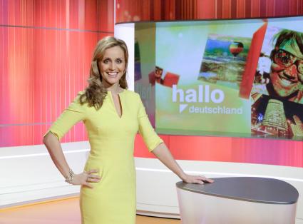 Zurück aus der Babypause: „hallo deutschland“-Moderatorin Sandra Maria Gronewald ab Montag wieder im ZDF aktiv / Aufruf für neue Folgen „Blond im Einsatz“ (FOTO)