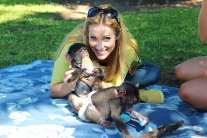 Löwenbaby Malor erobert das Herz von Andrea Kaiser: „Die wunderbare Welt der Tierbabys“ – ab Sonntag, 19. Juli 2015, in SAT.1 (FOTO)