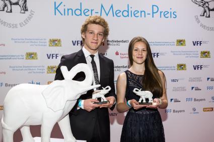 Der Kinder-Medien-Preis „Weißer Elefant“ für Merle Juschka und Johannes Hallervorden als „Beste Nachwuchsdarsteller“ in der Disney Channel Eigenproduktion „Binny und der Geist“ (FOTO)