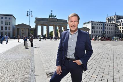 SAT.1 feiert 25 wiedervereinigte Jahre! Ulrich Meyer präsentiert neue Rankingshow „Wir sind Deutschland“ – ab 12. August 2015 um 20:15 Uhr (FOTO)