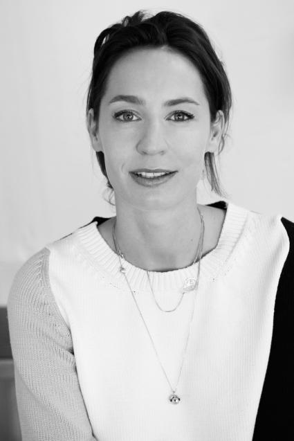 MADAME sagt schweren Herzens „Auf Wiedersehen“ zu Mode-Ressort-Leiterin Hanni Pontani, die ihren Posten an ihre bisherige Stellvertreterin Natalie Manchotübergibt (FOTO)