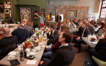 Warum Nerds die Anzugträger ablösen – news aktuell setzt Veranstaltungsreihe „PR-Slam& Ham“ in München fort (FOTO)