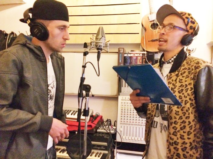 MC Nuri und MC Trelos rappen für Solidarität mit Geflüchteten