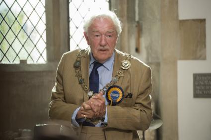 Niedertracht, Geldgier und Familienkonflikte: Sky präsentiert die HBO-Miniserie „The Casual Vacancy – Ein plötzlicher Todesfall“ (FOTO)