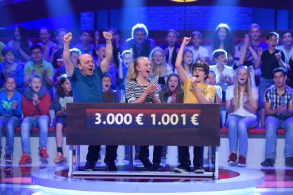 Das Erste: Kinder-Special bei „Wer weiß denn sowas?“ 
Das schlaue Wissensspiel mit Bernhard Hoëcker und Elton – moderiert von Kai Pflaume
Mittwoch, 5. August 2015, um 18:00 Uhr im Ersten (FOTO)