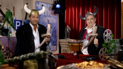 „Hejsan! Hurär läget? Varmt välkommen alla till SchleFaZ!“ /
Oliver Kalkofe und Peter Rütten präsentieren „SchleFaZ: Thor, der Allmächtige“ am 7. August um 22:05 Uhr auf TELE 5 (FOTO)