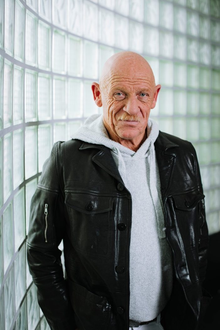 Gefängnisarzt Joe Bausch: „Leute, die Hilfe brauchen“ / Bekannt als „Tatort“-Star und Autor, hauptberuflich Gefängnisarzt: Joe Bausch über seinen Werdegang in zwei Welten (FOTO)