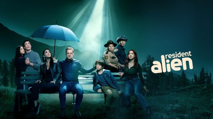 Start der zweiten Staffel „Resident Alien“: Neue Folgen der erfolgreichen Dramedy-Serie ab Donnerstag auf SYFY (FOTO)