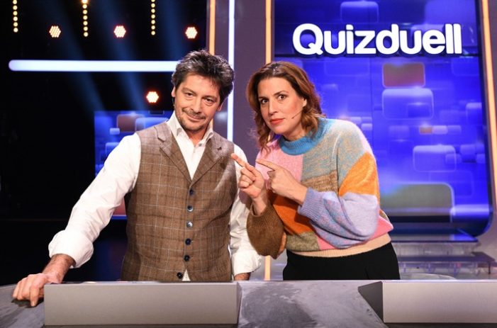 Mit Temperament gegen den „Quizduell-Olymp“: Schauspieler-Paar Elena Uhlig und Fritz Karl bei Jörg Pilawa / am Freitag, 29. April 2022, 18:50 Uhr im Ersten (FOTO)