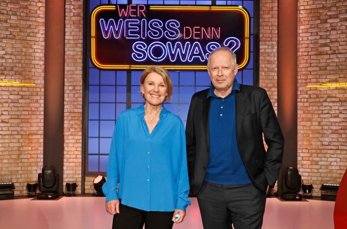 Kriminell spannend: Mariele Millowitsch und Axel Milberg bei „Wer weiß denn sowas?“ / Das Wissensquiz vom 2. bis 6. Mai 2022, um 18:00 Uhr im Ersten (FOTO)