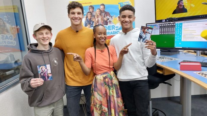 „Wir sind total geflasht“ / Coach Wincent Weiss testet Potenzial seiner The Voice Kids-Finalisten Benjamin und Marvin beim Star-Training (FOTO)