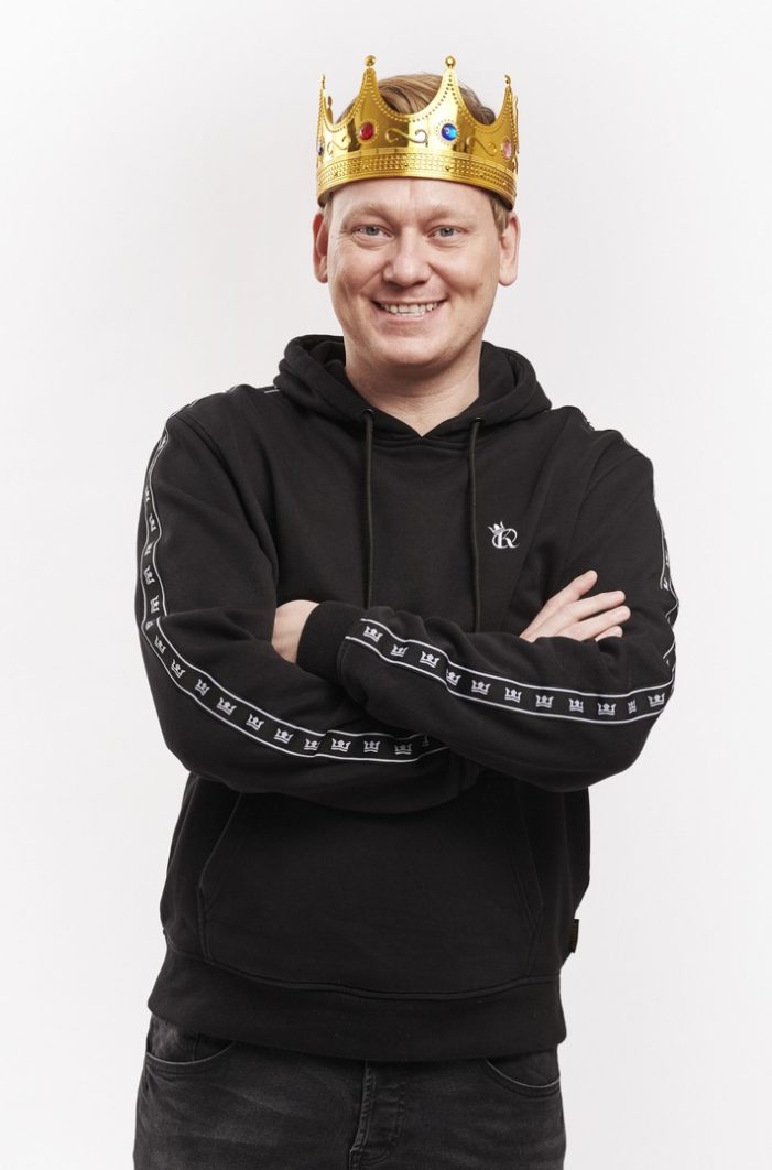 Ein König für Joyn: Neue interaktive Gameshow „Knossis Kingdom“ mit Jens Knossalla alias Knossi (FOTO)